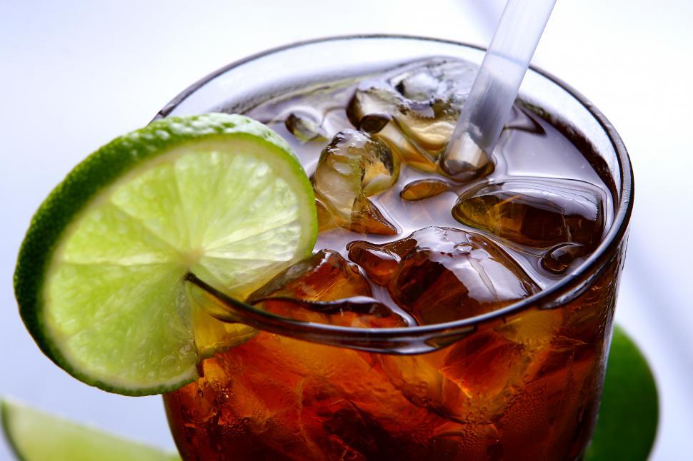Free Image of fresh ice tea glass with lime slice 