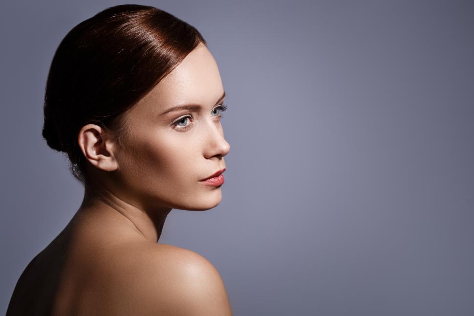Free Image of Beautiful female model posing 