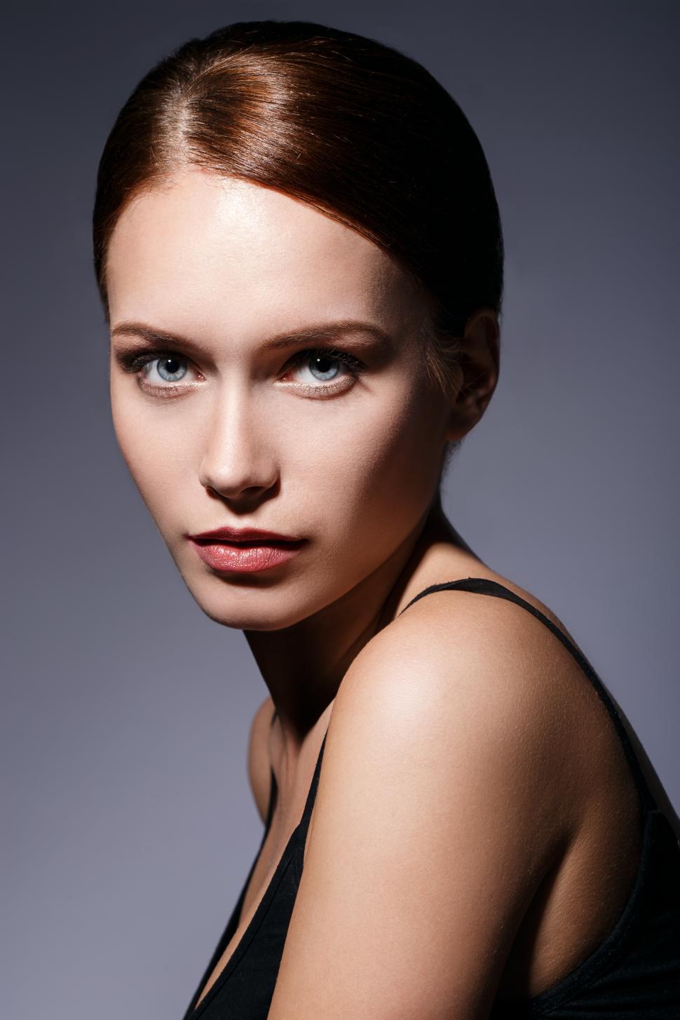 Free Image of Posed woman with beautiful face 