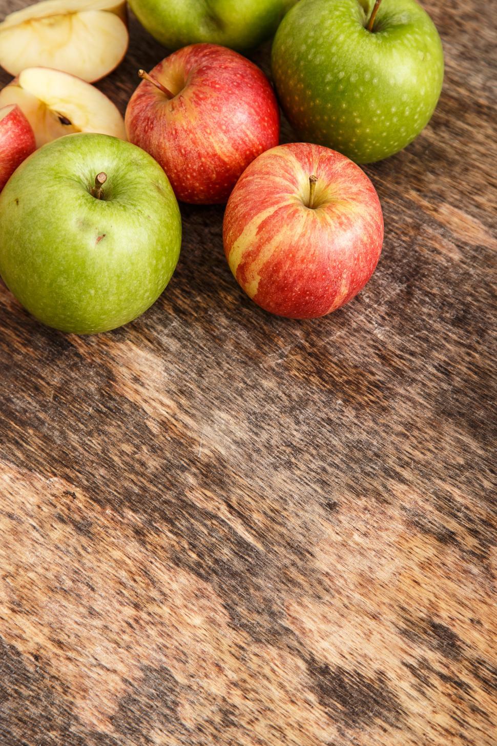 Free Image of Apples on the table 