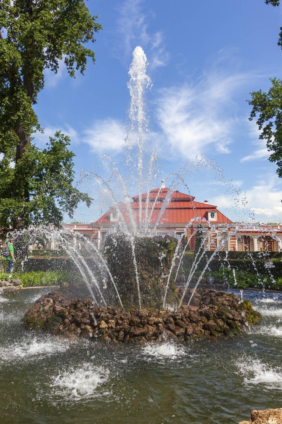 Free Image of Fountain with building in the background 