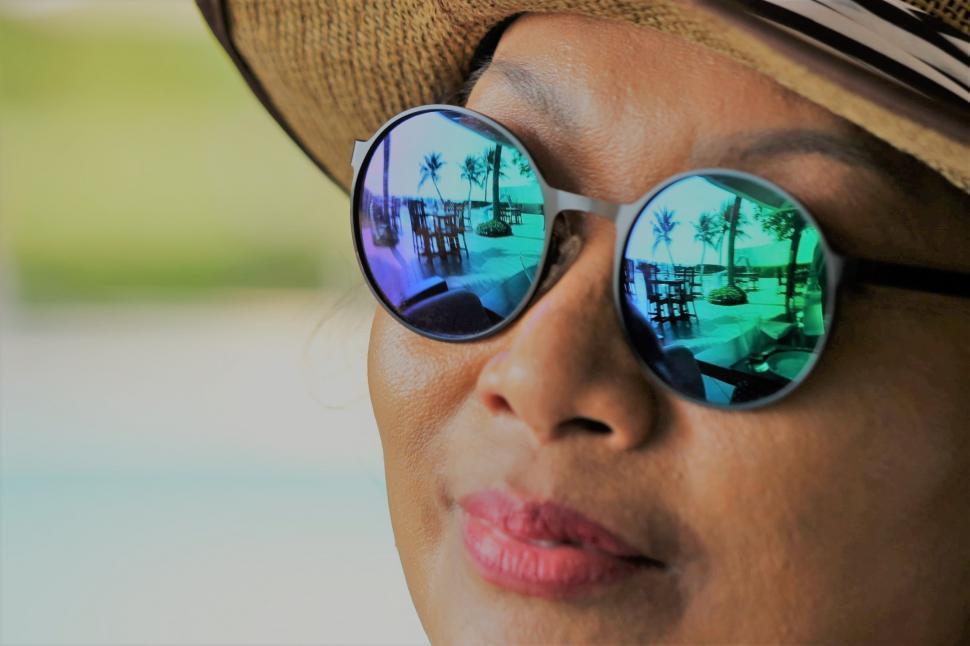 Free Image of Sunglasses reflection of palm trees  