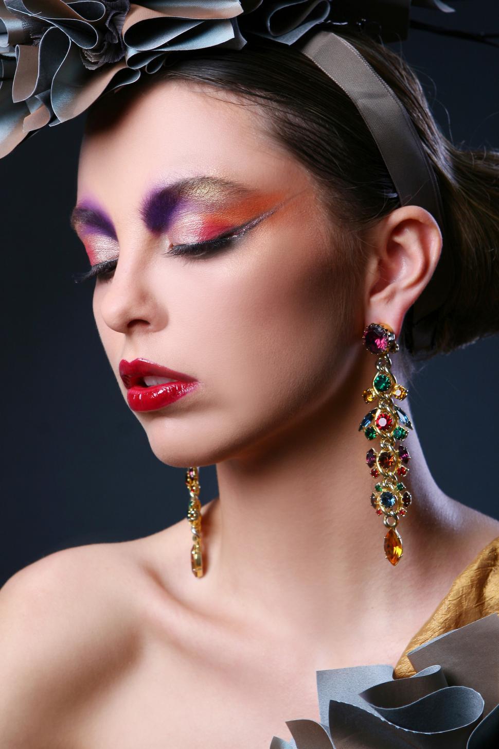 Free Image of Young woman in stylish image 