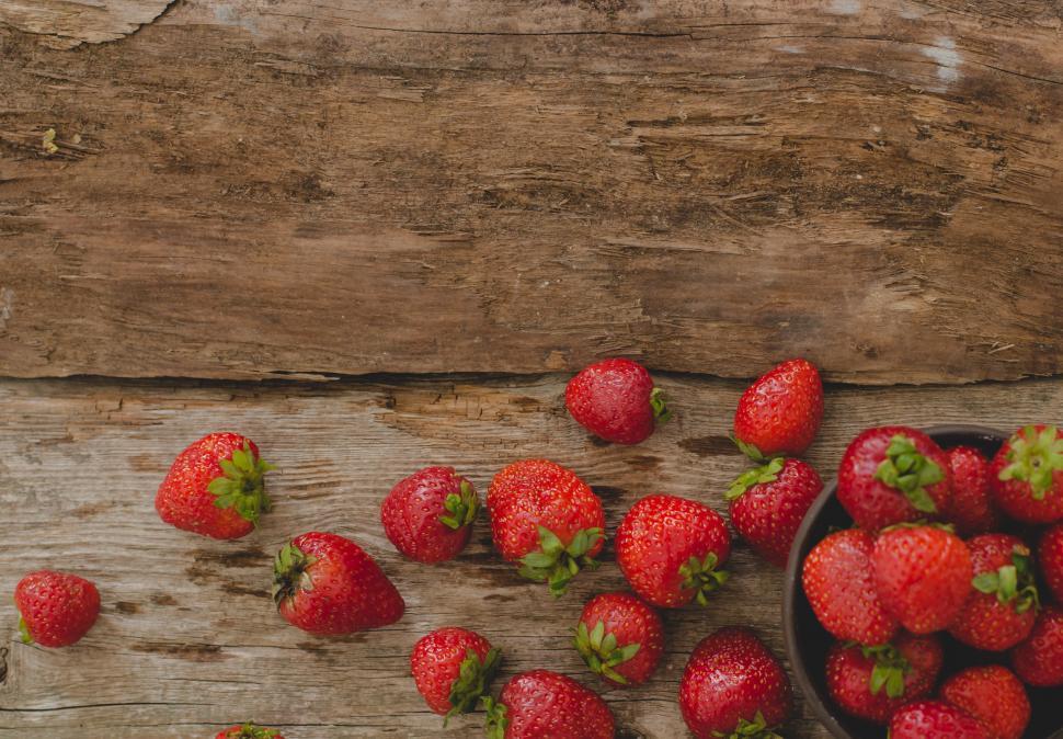 Free Image of Strawberries on the textured table 