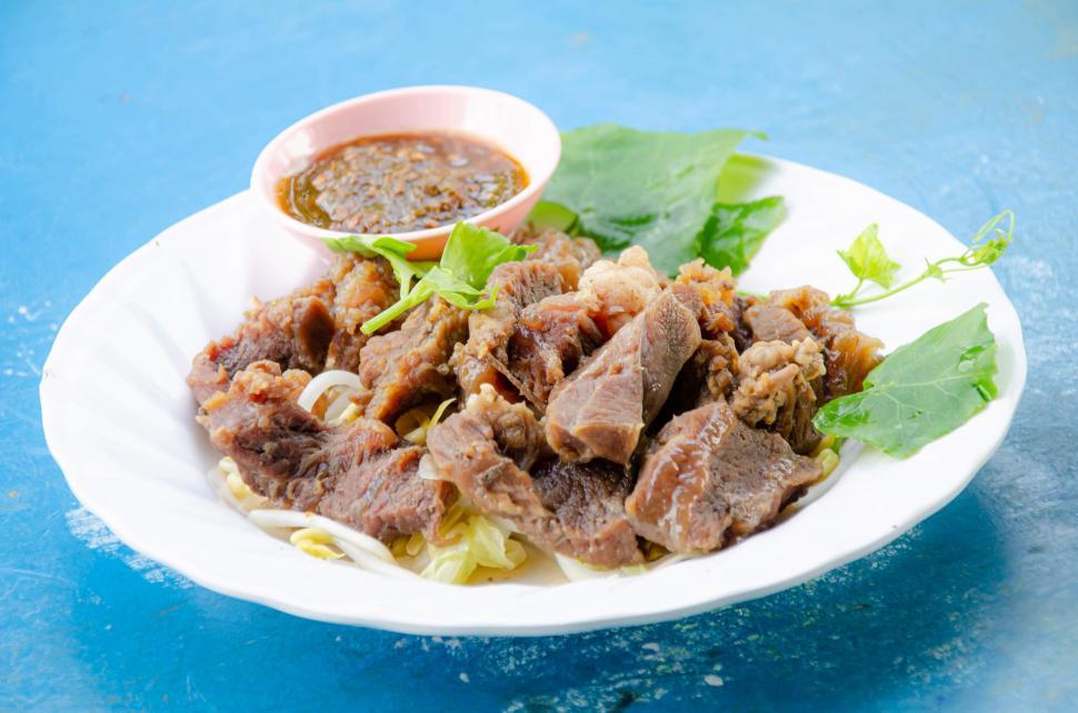Free Image of Beef set with Sauce 