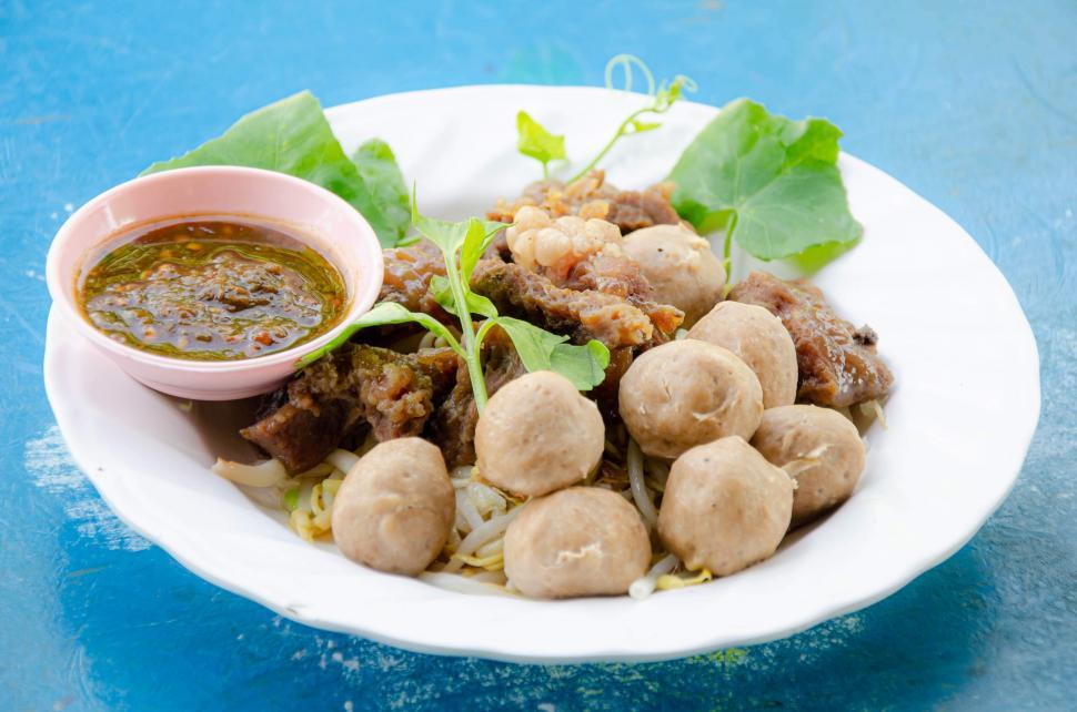 Free Image of Meat Ball Noodle Soup 