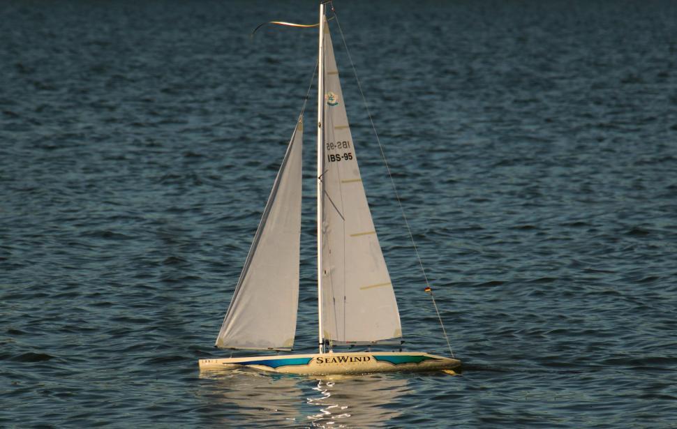 Free Image of Sailboat with full sails 