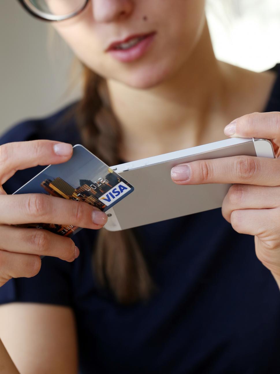 Free Image of Woman with mobile phone 