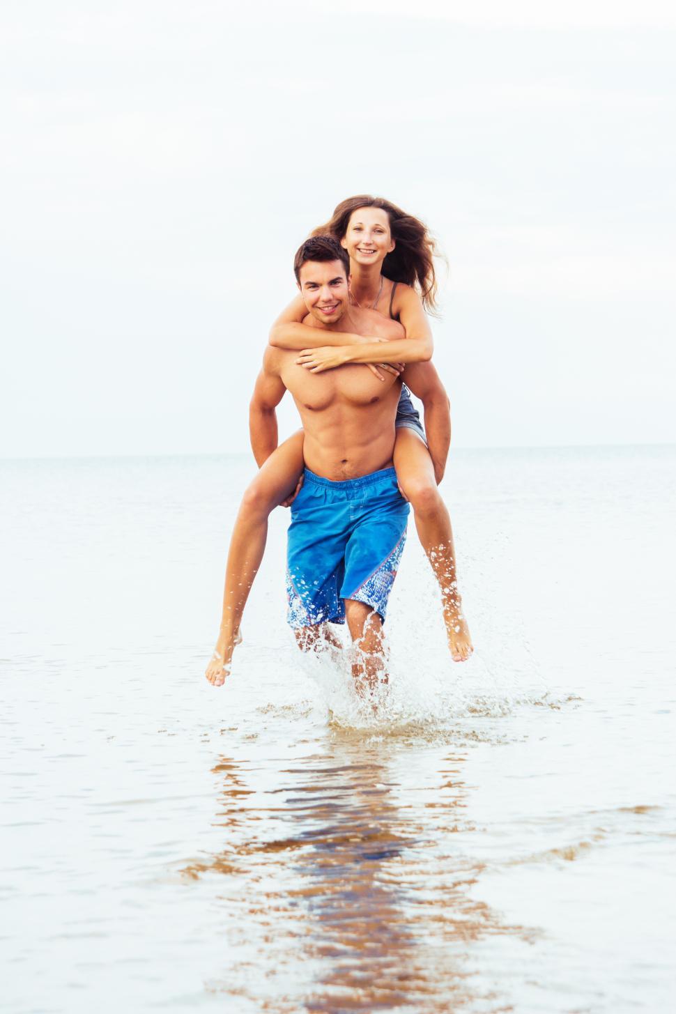 Free Image of Couple enjoying the beach 