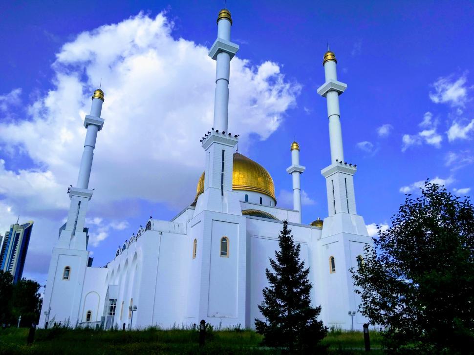 Free Image of Mosque against cloudy sky 