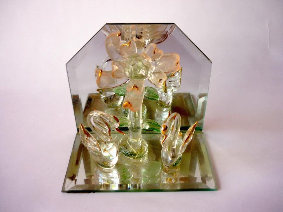Free Image of Clear Glass Vase With Flowers 