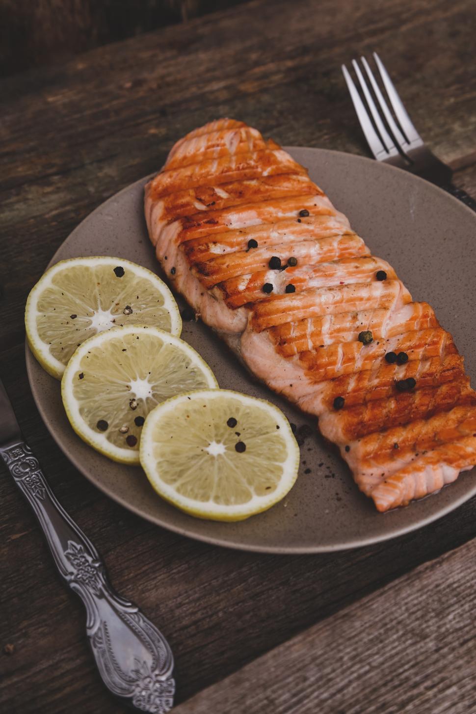 Free Image of Meal of grilled salmon with lemon 