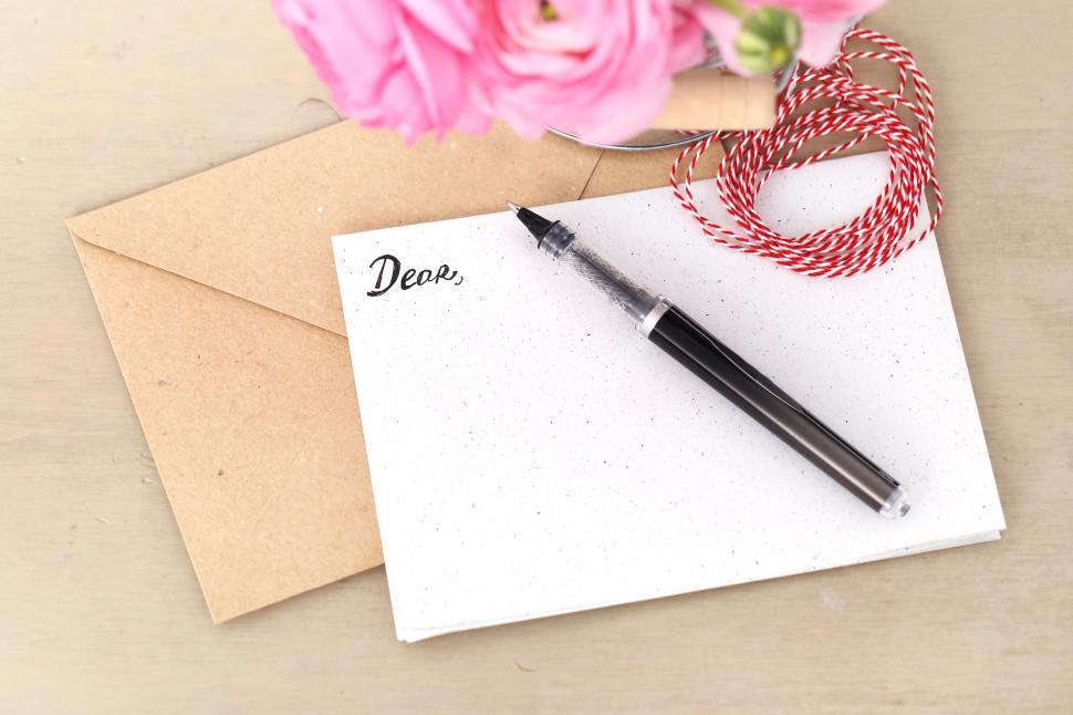Free Image of Stationary with pen and flowers 