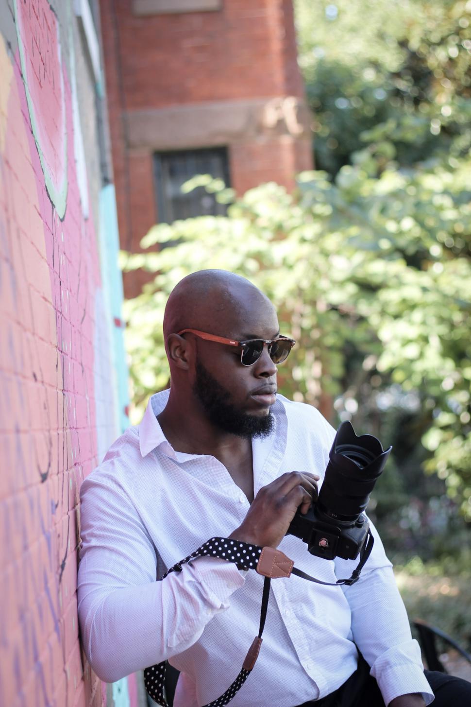 Free Image of Young Photographer with DSLR camera 