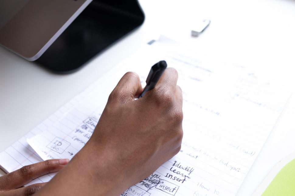 Free Image of Businesswoman hand with pen 