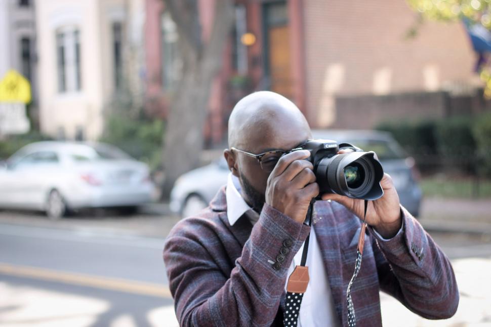Free Image of Young street photographer with professional camera 