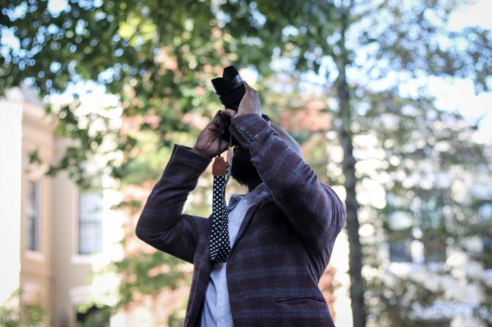 Free Image of Photographer shooting in the street 
