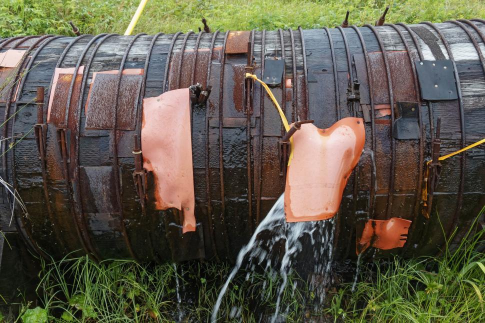 Free Image of Leaking water pipe 