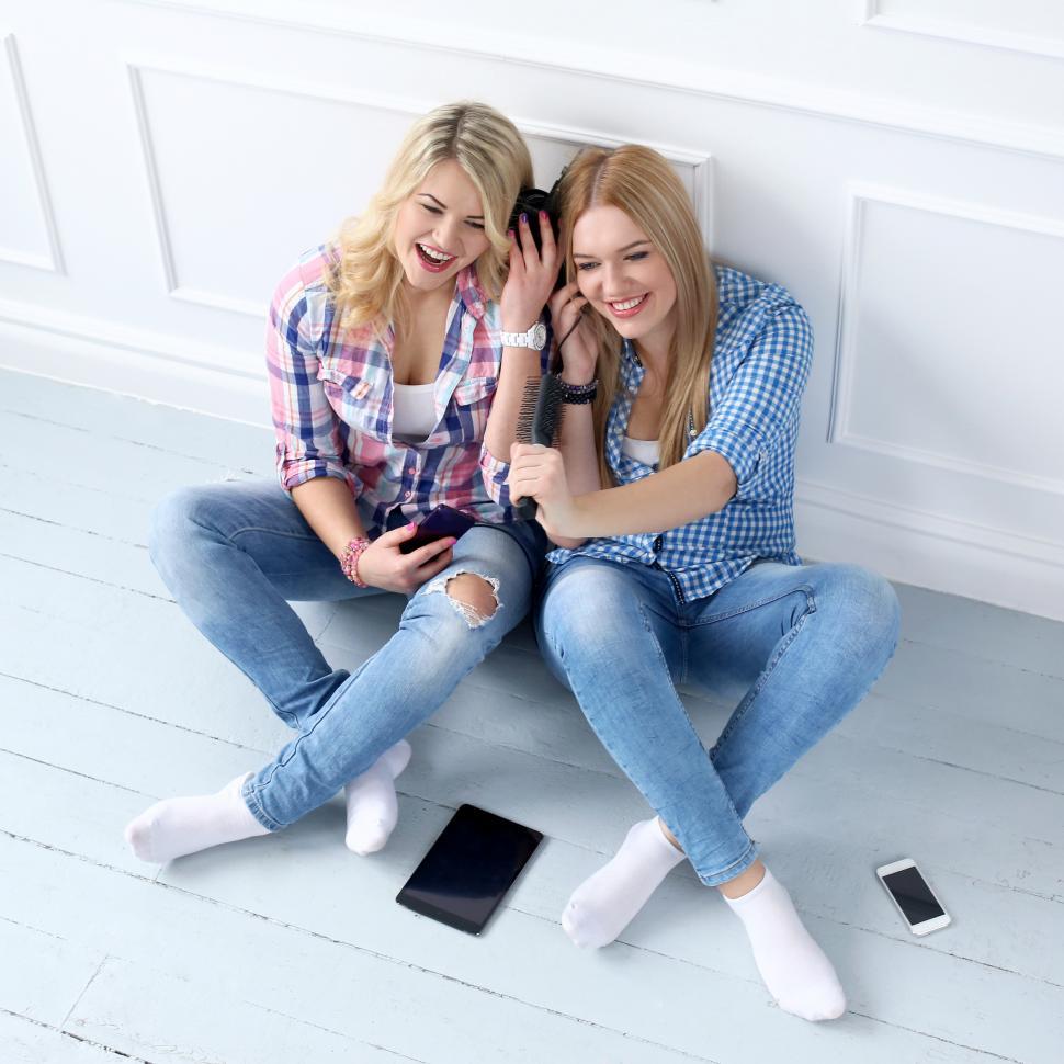 Free Image of Best friends listen to music 