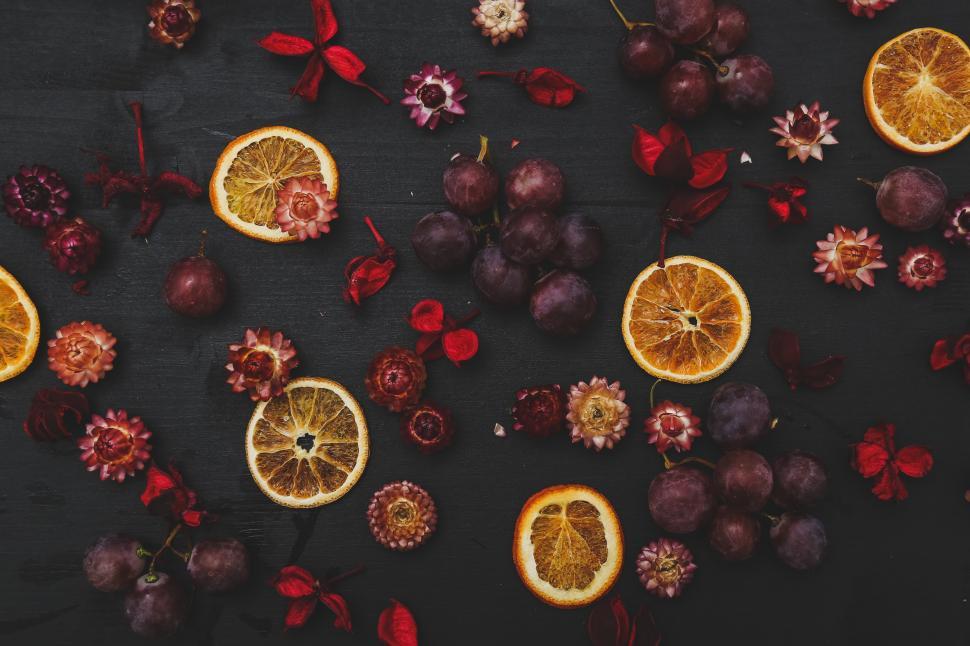 Free Image of Orange and grapes 