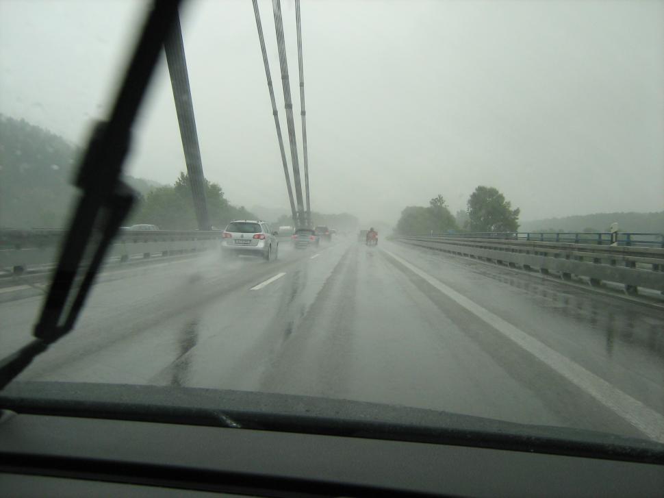 Free Image of Car on road in rain 