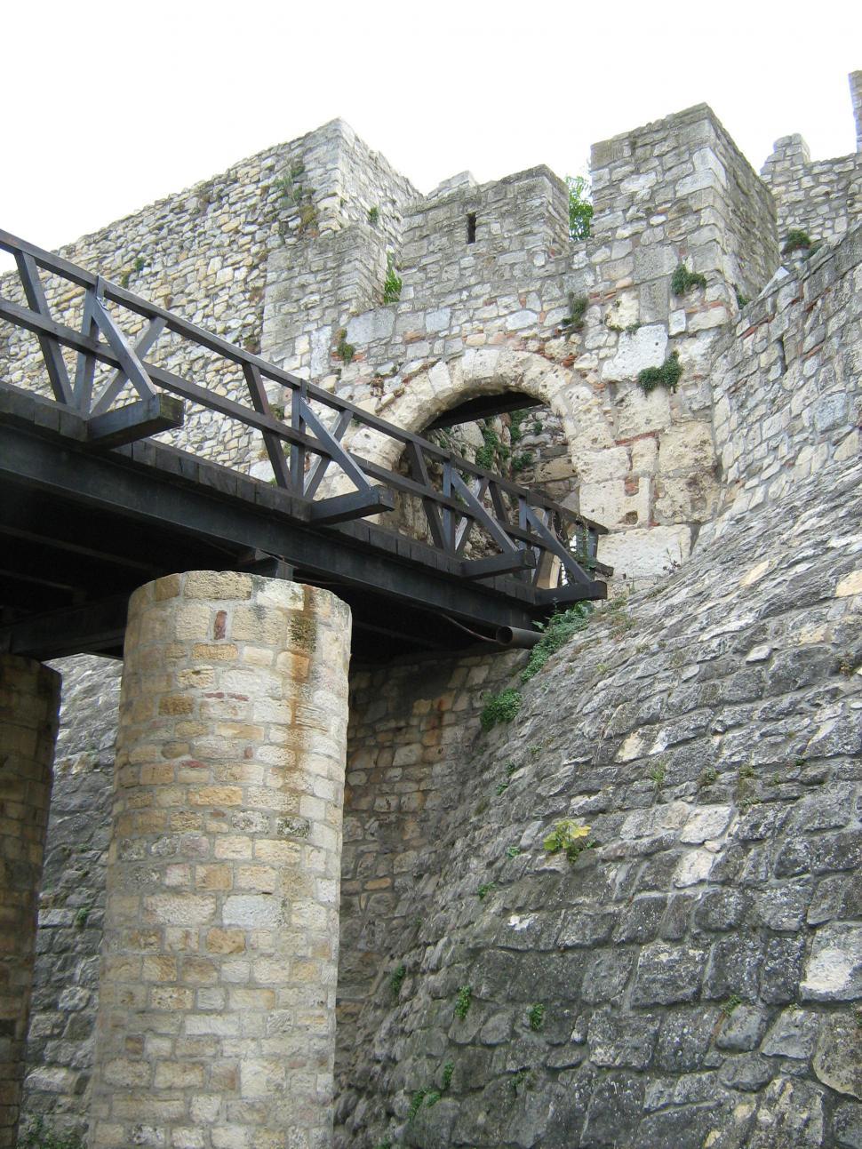 Free Image of Stone gate in old fortress in Belgrade, Europe 