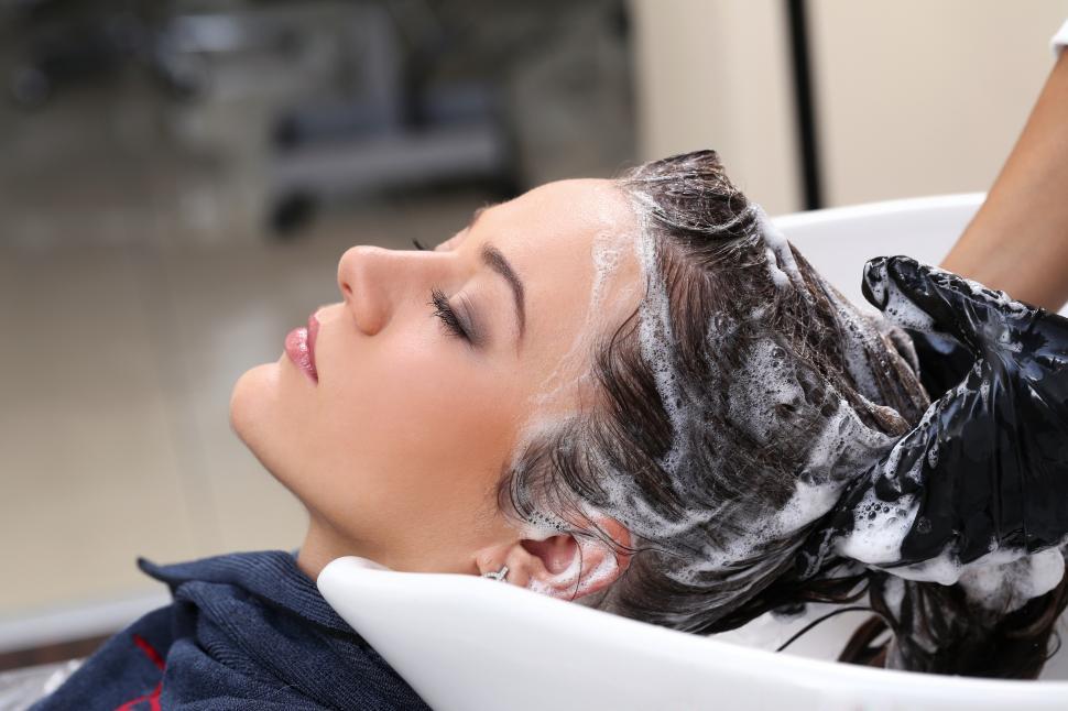 Free Image of Beauty treatment, hairs washing at salon 