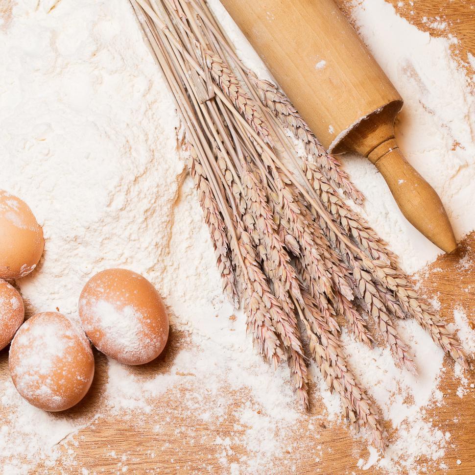 Free Image of Cooking. Rolling pin and eggs in the flour 