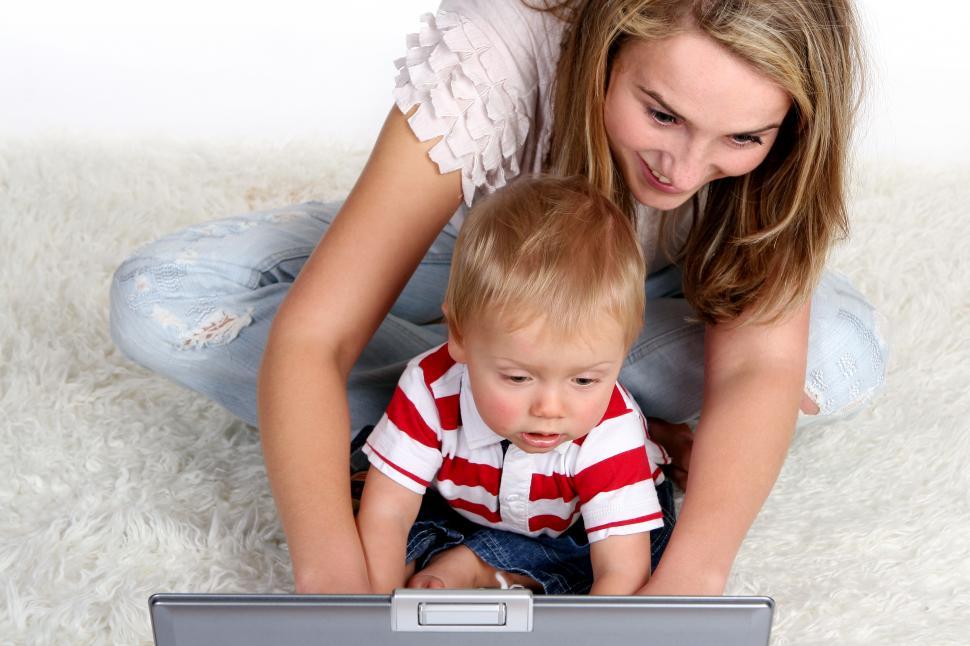 Free Image of a young mother with crawling young child 
