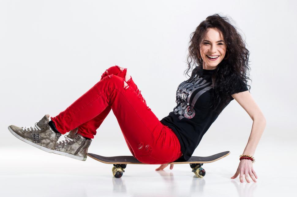 Free Image of Teenager with skateboard 