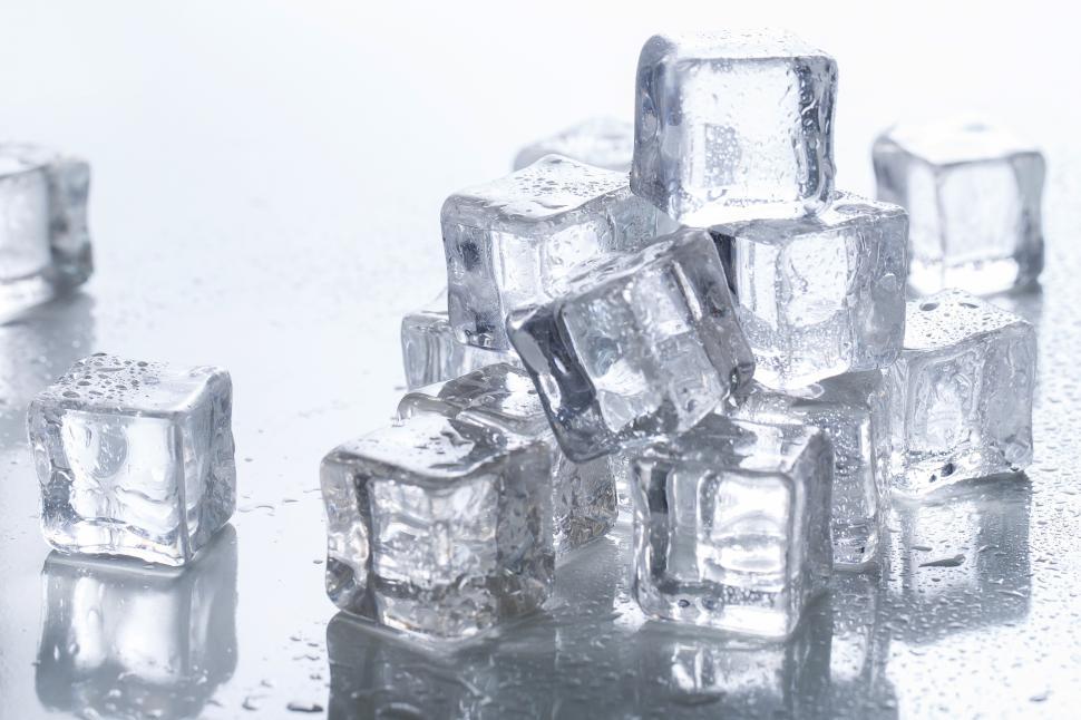 Free Image of Ice cubes on the table 