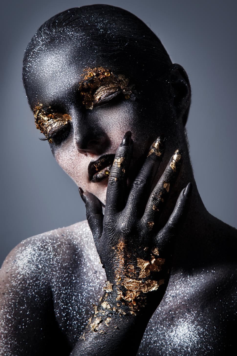 Free Image of Dramatic artistic makeup with gold accents 