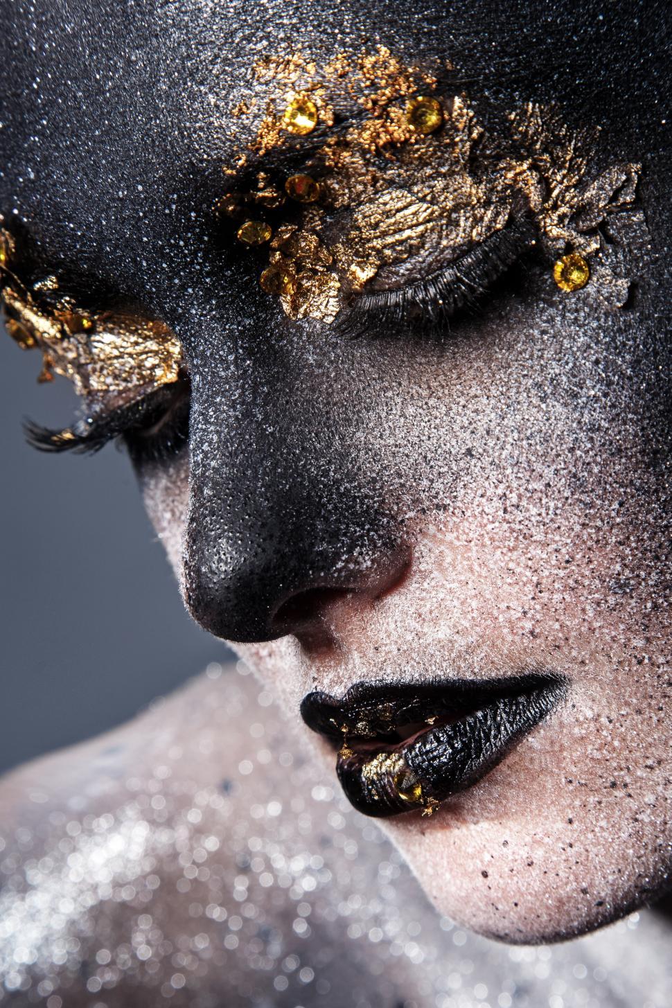 Free Image of Beautiful black and white and gold, artistic makeup 