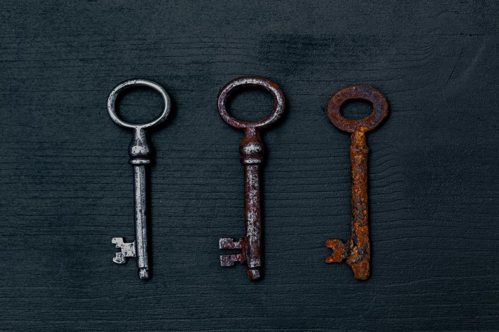 Free Image of Three rusting keys 