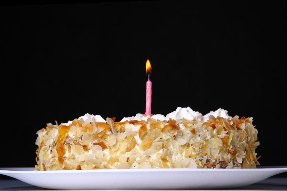 Free Image of dessert fruit cake with white chocolate and one candle 