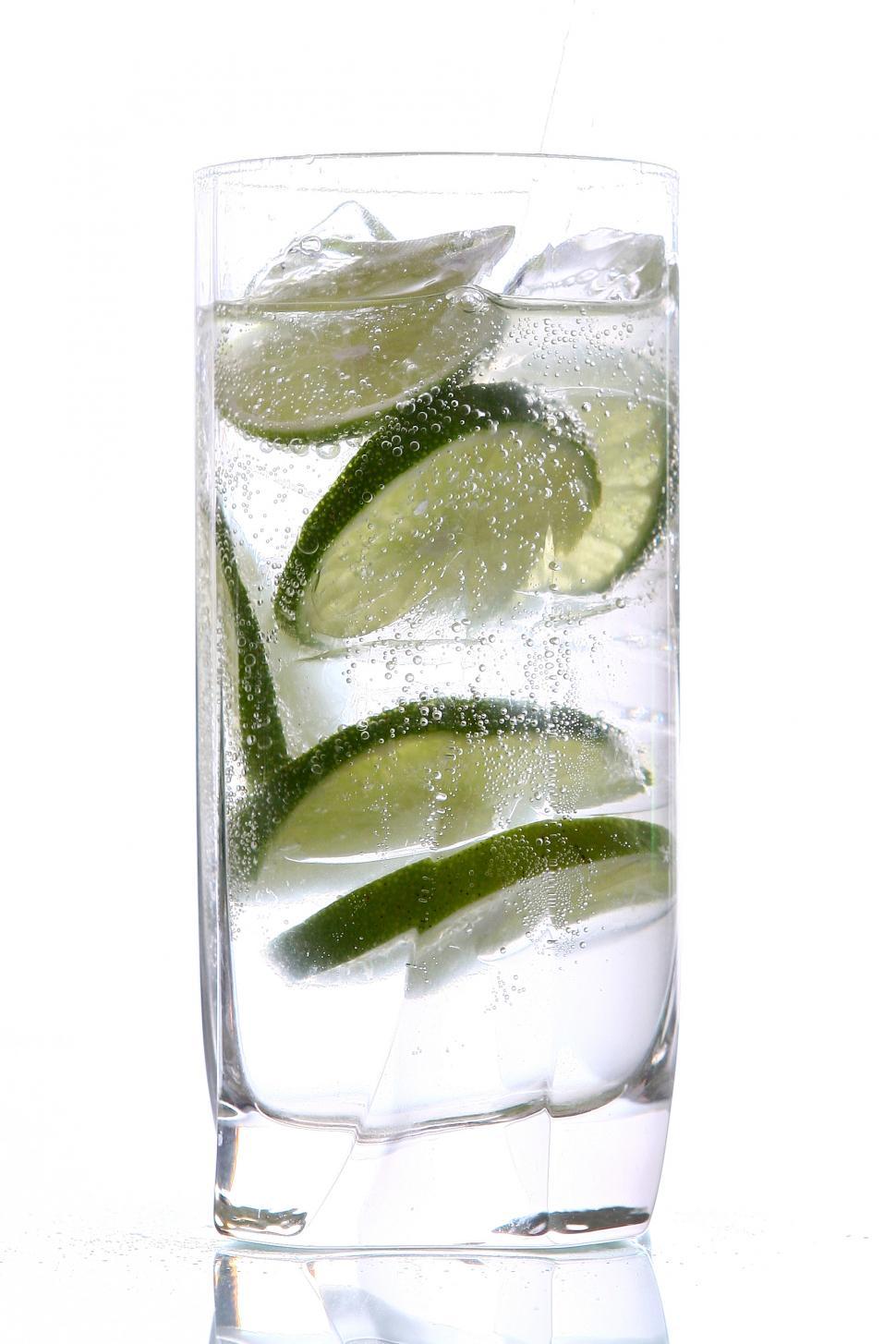 Free Image of tall glass of water with ice and lime 