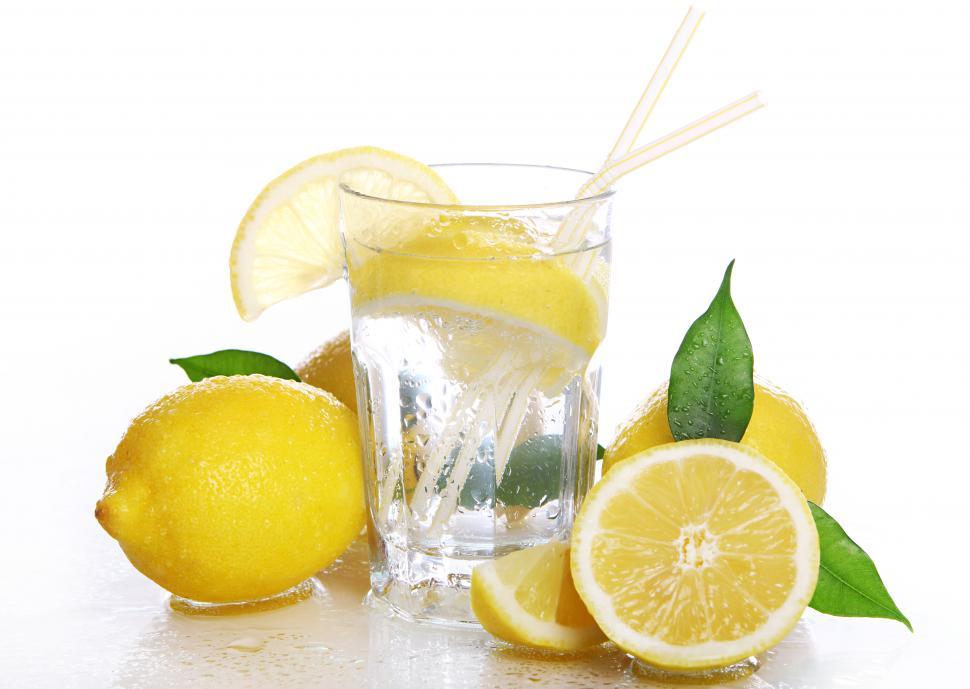 Free Image of Beverage with fresh lemons 