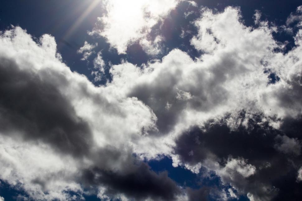 Free Image of Cloudy sky and sun 