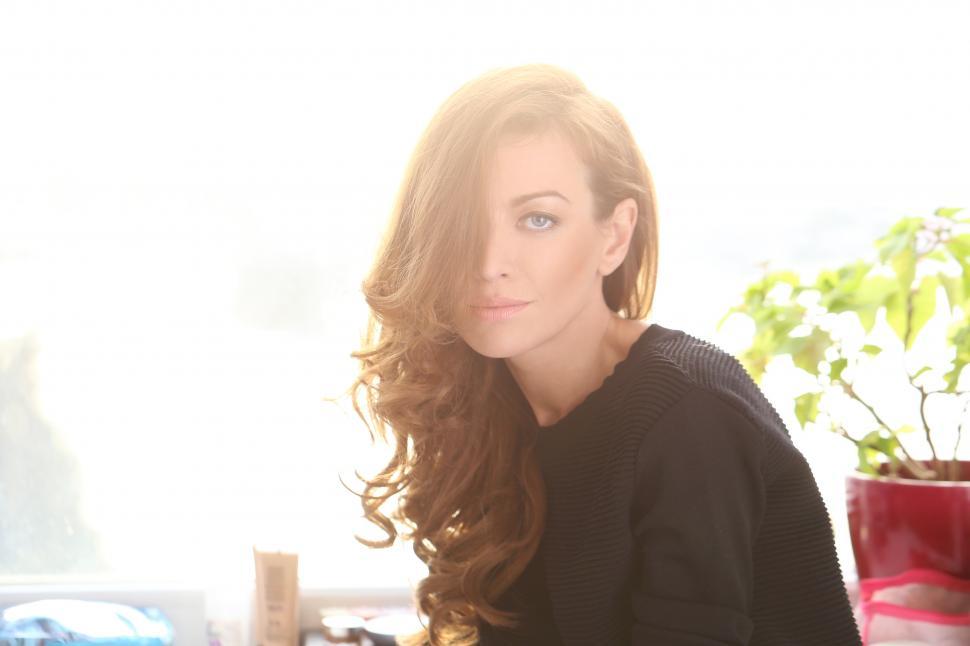 Free Image of Woman backlit by bright sun 