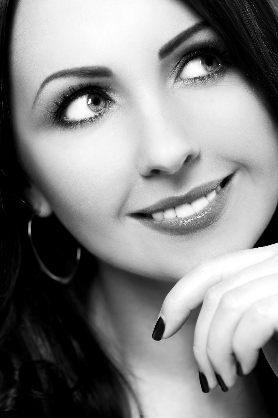 Free Image of Black and white of woman looking off camera 