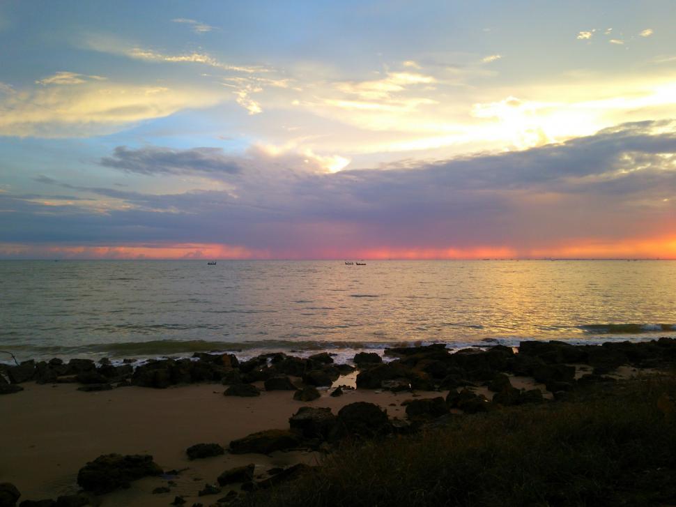 Free Image of Dawn sky on the sea  