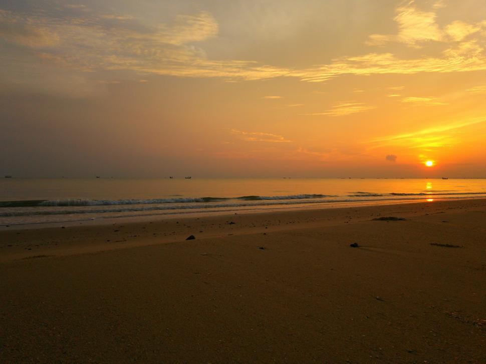 Free Image of Sunrise on the beach and ocean view  