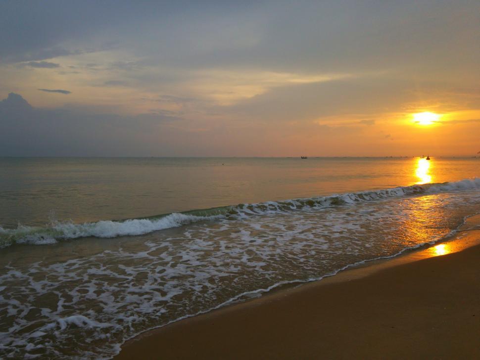 Free Image of Sunrise and reflection on the sea water 