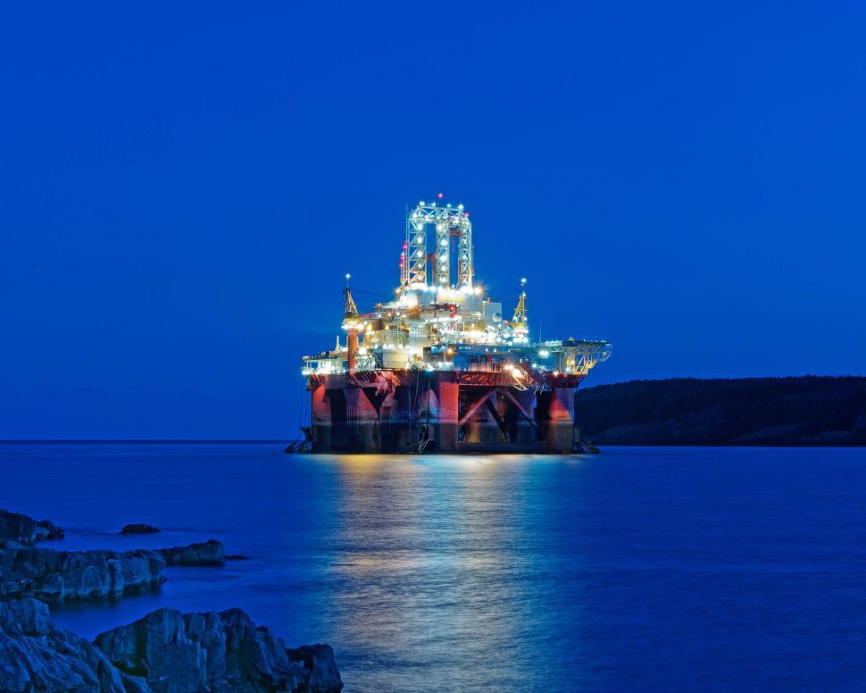 Free Image of Drill rig at night 