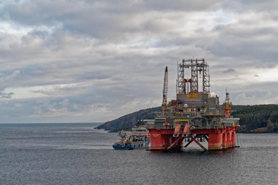 Free Image of Drill rig and supply vessel 