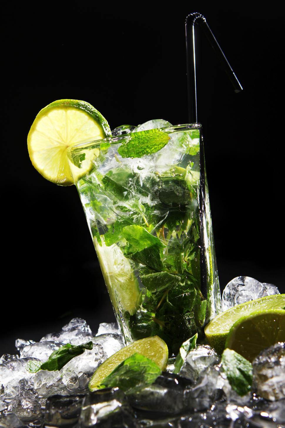 Free Image of Fresh drink with green lime and crushed ice 