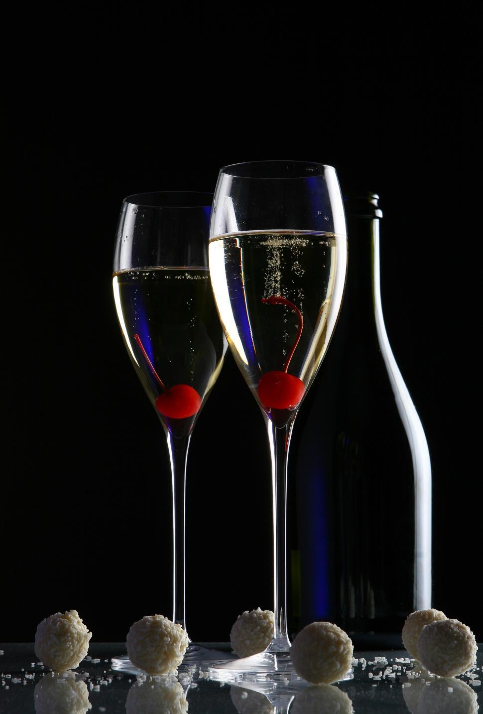 Free Image of two glasses of champagne, dark background 