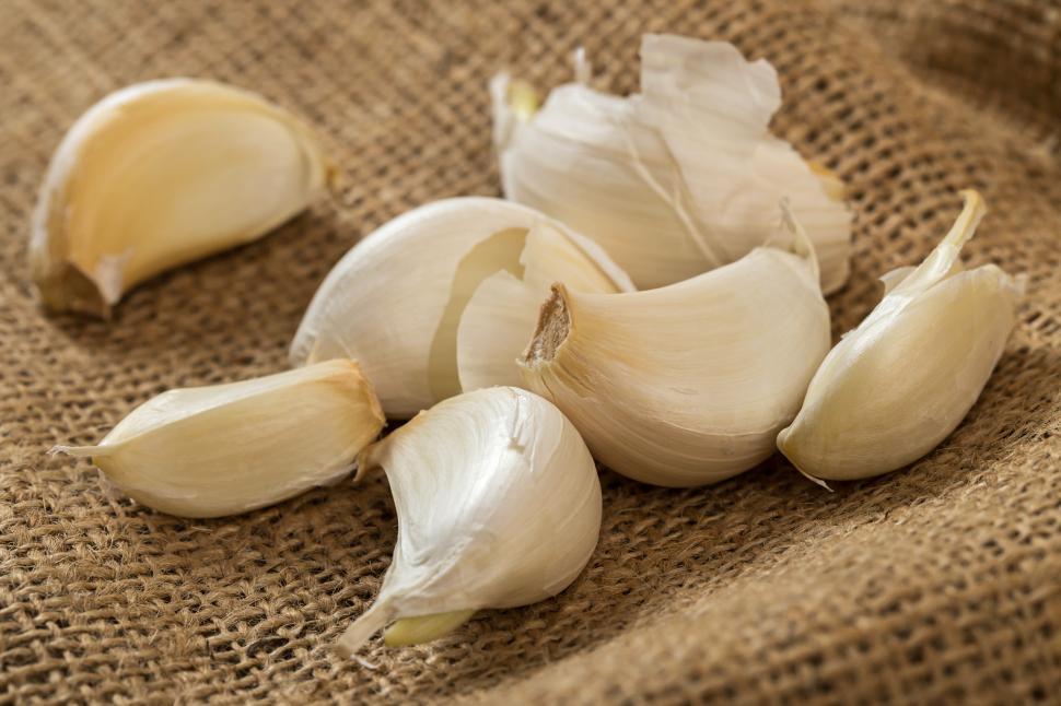 Free Image of Cloves of garlic, unpeeled 