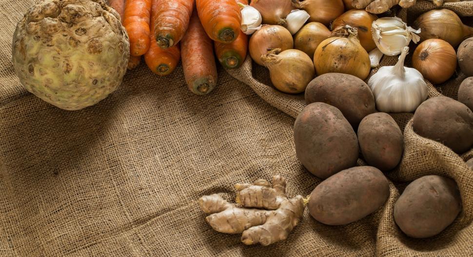 Free Image of Vegetables on burlap frame copyspace 