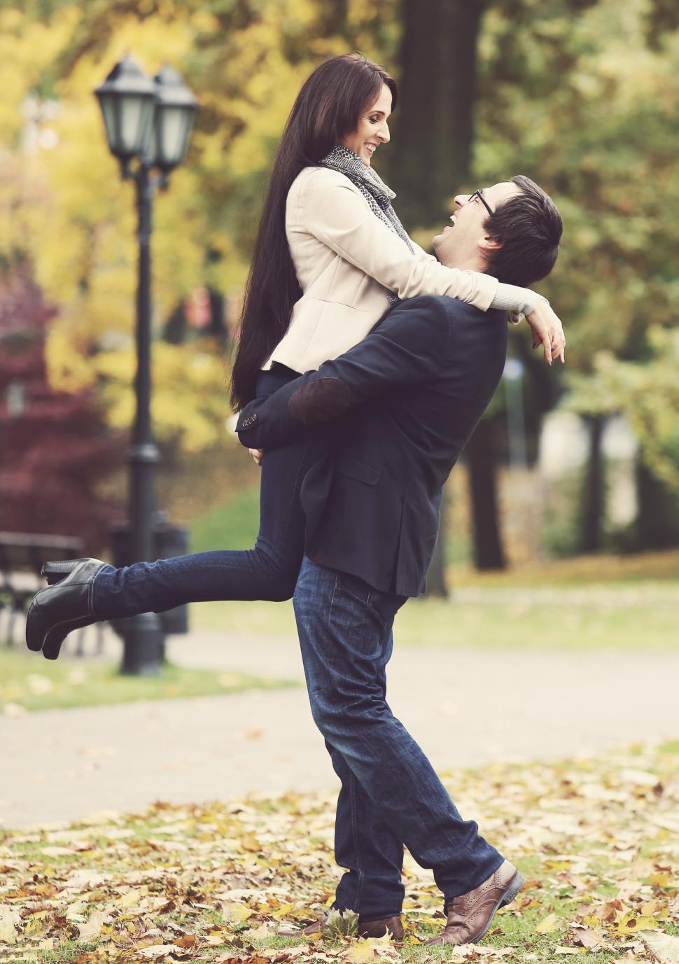 Free Image of Adult couple having a playful outing in the park 